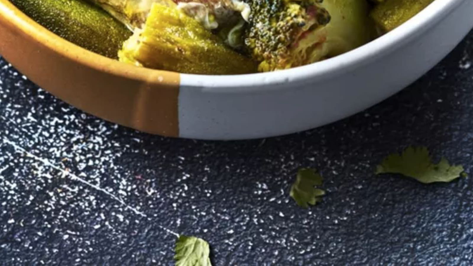 Collier d’agneau bio en tajine au citron confit, gombos et brocoli