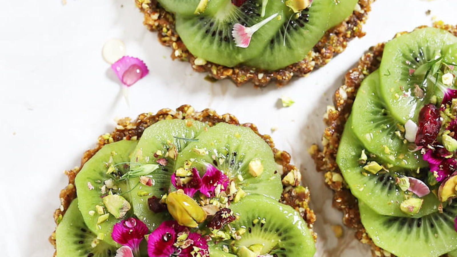 Tartelettes sans cuisson aux pistaches et kiwi