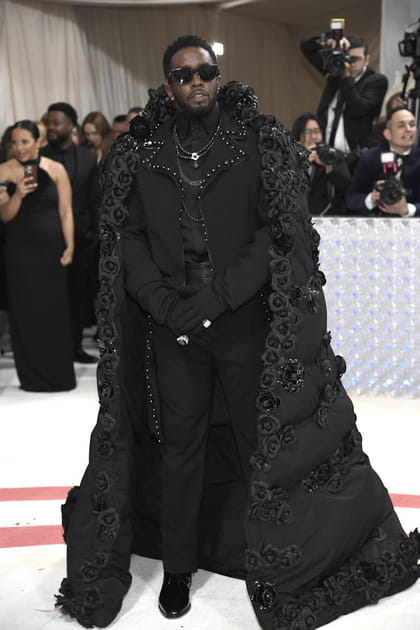 Sean Combs en costume et cape noirs Sean John