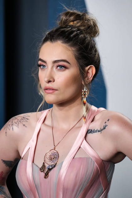 Paris Jackson avec collier sautoir plume