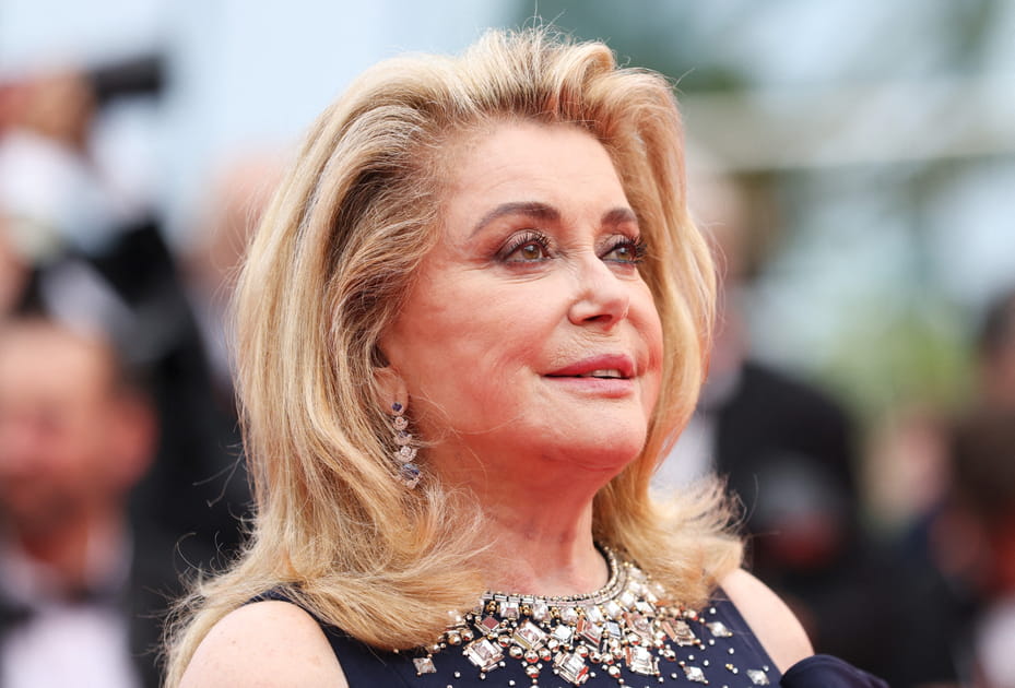 Catherine Deneuve, m&eacute;morable avec ses racines d&eacute;coll&eacute;es