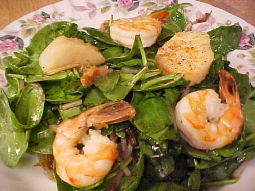 Salade de pousses d'épinards et de fruits de mer