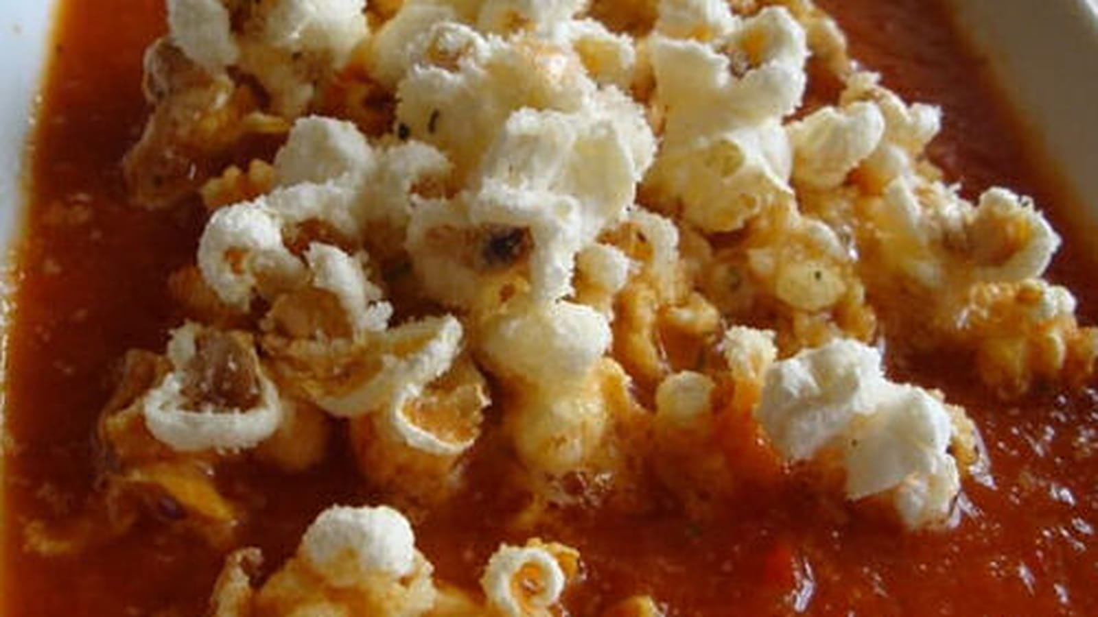 Velouté de tomates épicé au pop corn et parmesan
