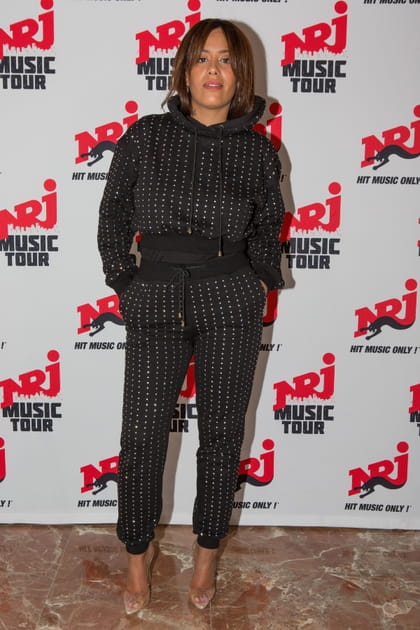 Amel Bent en ensemble noir ray&eacute; &agrave; strass et escarpins nude