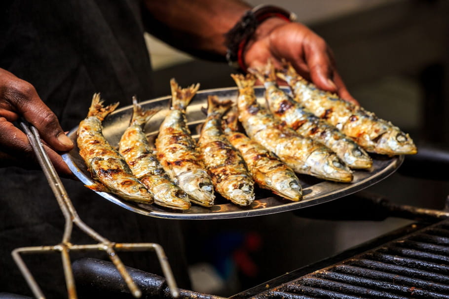 Comment éviter que les sardines collent au barbecue ?