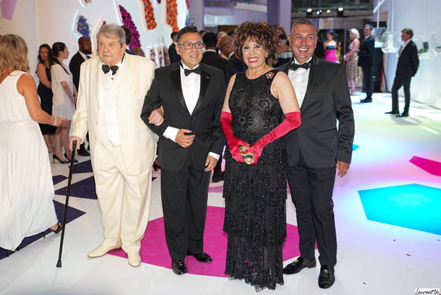 Dame Shirley Bassey bien entourée au gala de la Croix Rouge monégasque