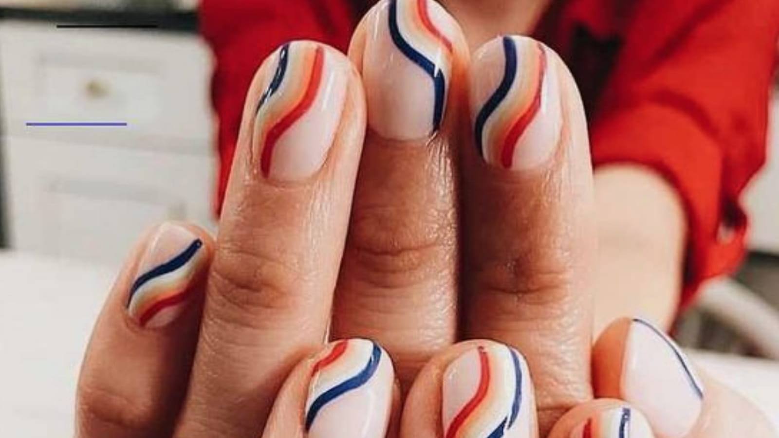 Une manucure multicolore à spirales