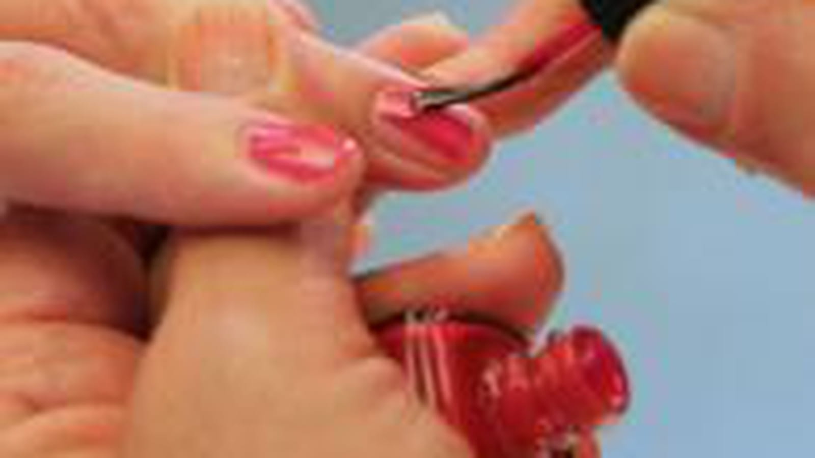 La pose du vernis Pirates Chanel