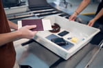 Contrôle de sécurité à l'aéroport : ces deux objets doivent impérativement être mis ensemble dans un même bac