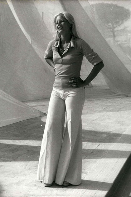 Sylvie Vartan en polo à manches longues et pantalon pattes d'éph