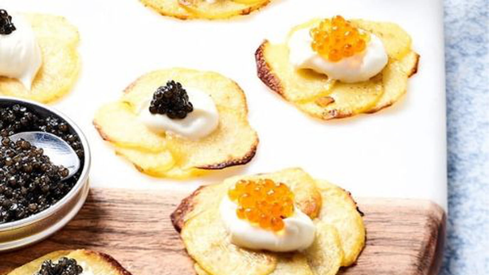 Mini-galettes de pommes de terre au caviar et œufs de truite