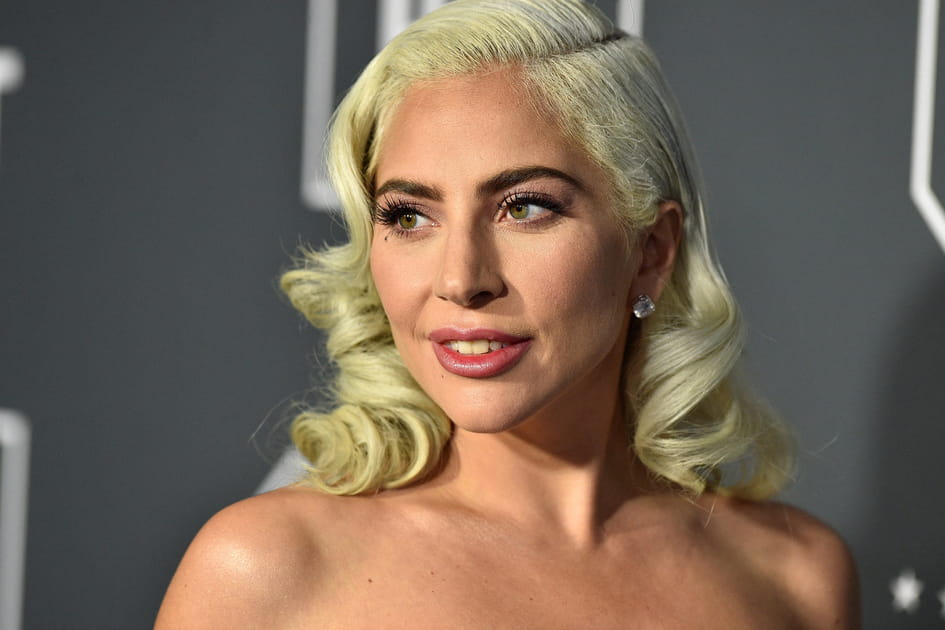 Les cheveux boucl&eacute;s blonds glamour de Lady Gaga