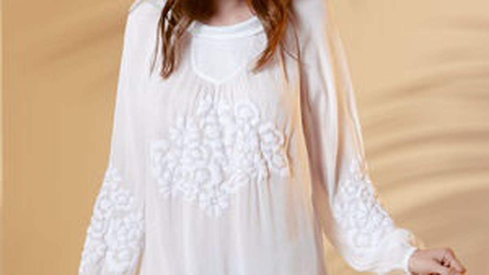 Robe blanche brodée d'Axara