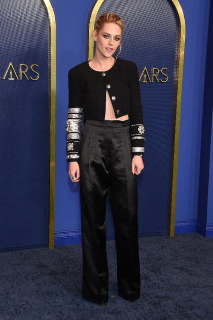 Kristen Stewart en veste courte noire et pantalon taille haute satiné Chanel