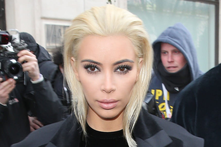 Kim Kardashian devient blond platine