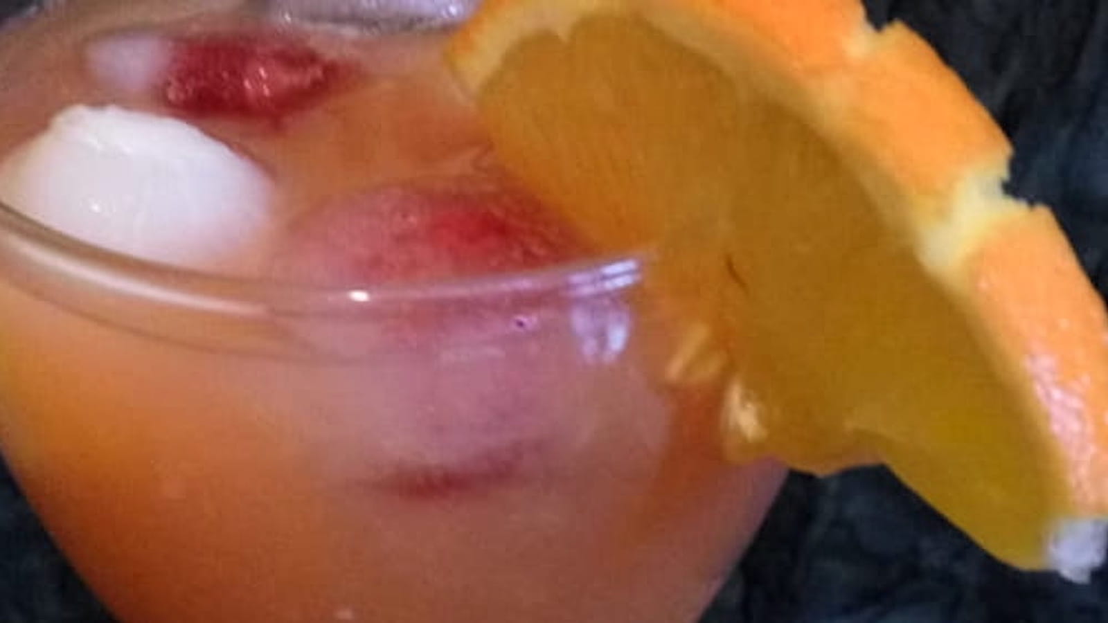 Cocktail sans alcool au cassis, goyave, litchis et framboises