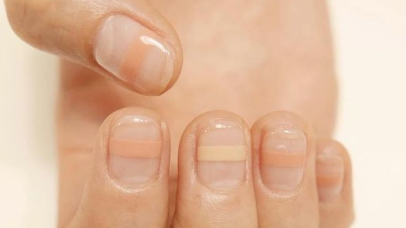 Une manucure nude géométrique