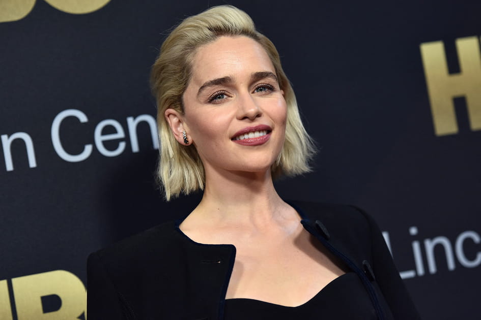 Emilia Clarke, aventureuse avec son carr&eacute; court blond