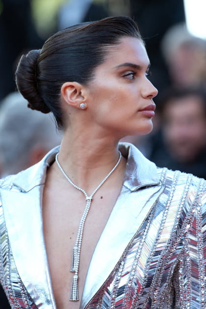 Le chignon banane de Sara Sampaio