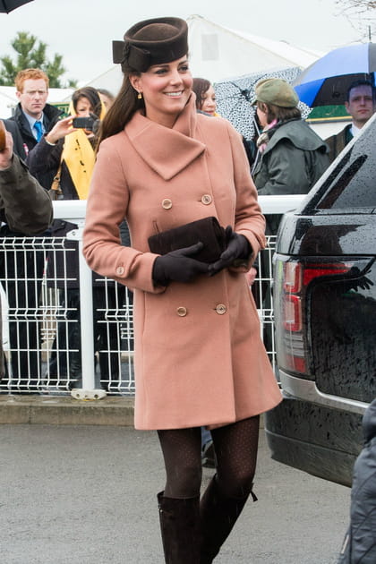 Kate Middleton en manteau rose saumon Joseph et gants Cornelia James