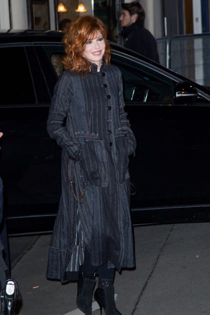 Mylène Farmer en manteau ample rayé