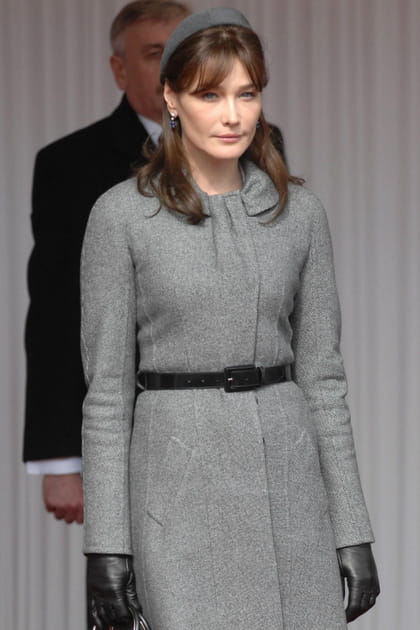 Carla Bruni en manteau gris cintré