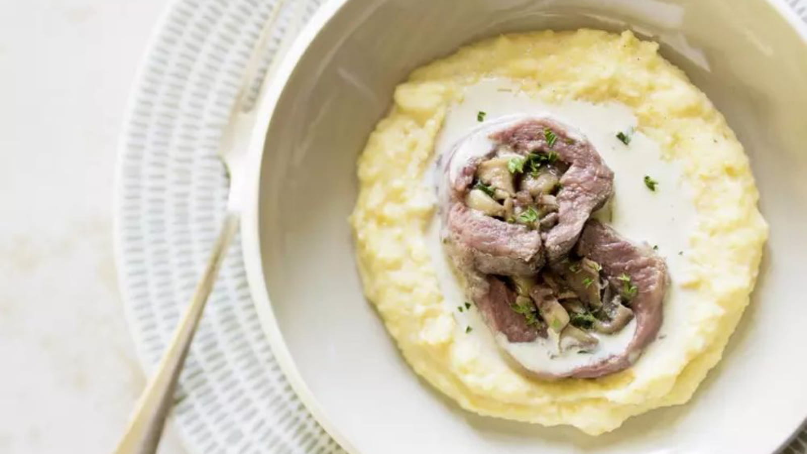 Magret de canard farci aux marrons, champignons et noix, et sa polenta