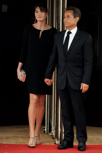 Carla Bruni en robe noire coupe droite