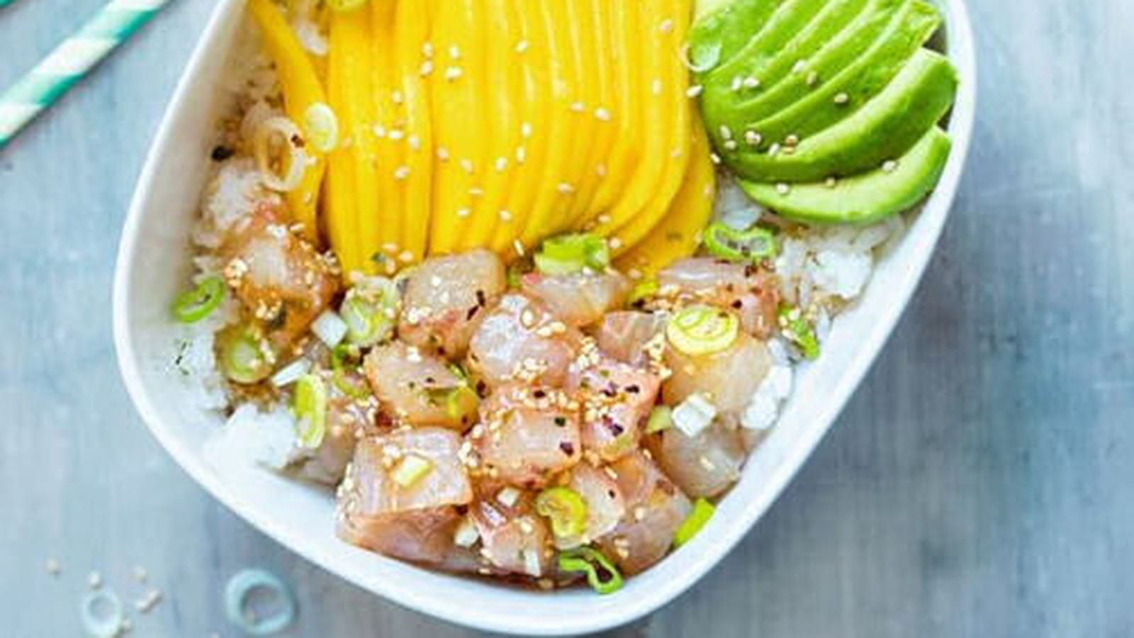 Poke bowl au bar et à la mangue