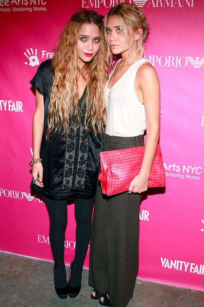 Mary-Kate Olsen, en robe noire à détails brodés, Ashley Olsen en pantalon ample et débardeur blanc