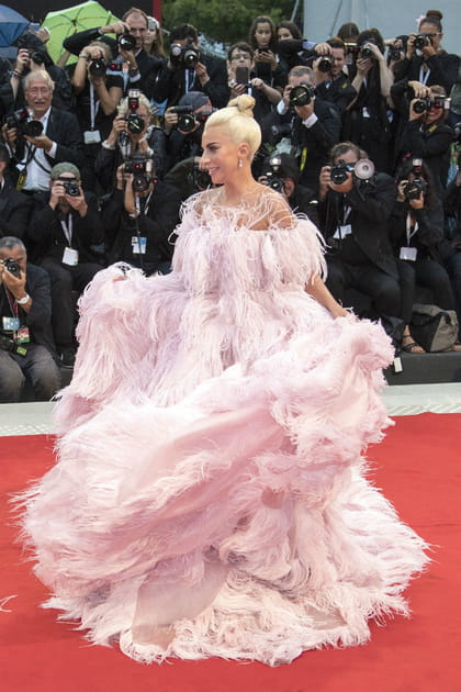 Lady Gaga en robe oversize rose clair &agrave; plumes Valentino