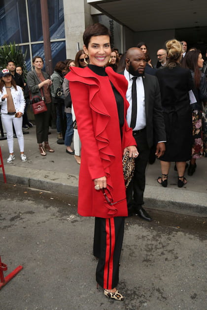 Cristina Cordula en manteau &agrave; volants rouge