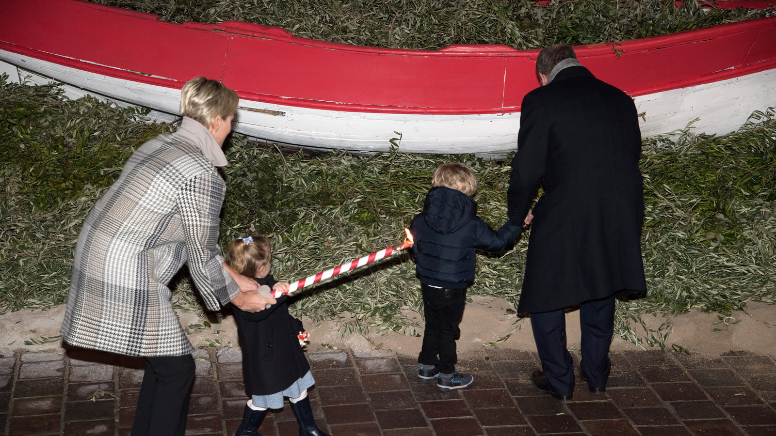 La famille embrase la barque
