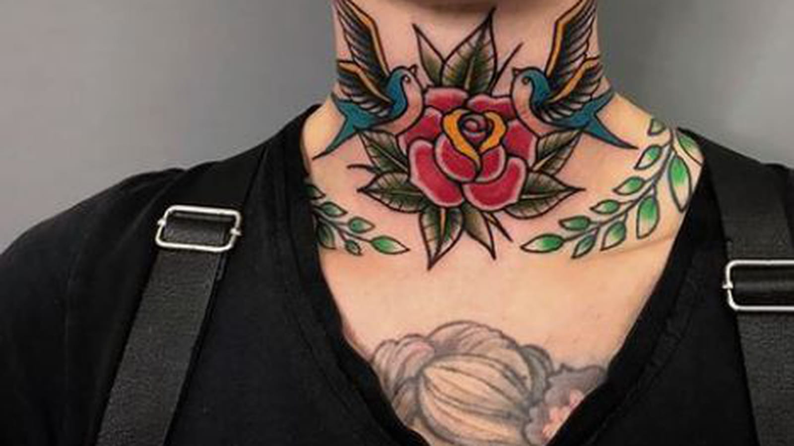 Rose old school sur le cou