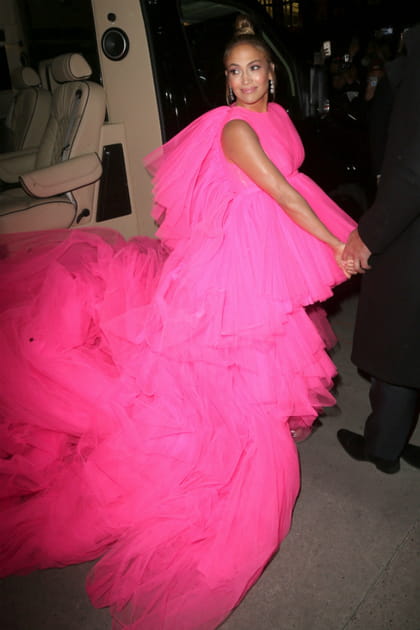 Jennifer Lopez en robe XXL rose Giambattista Valli