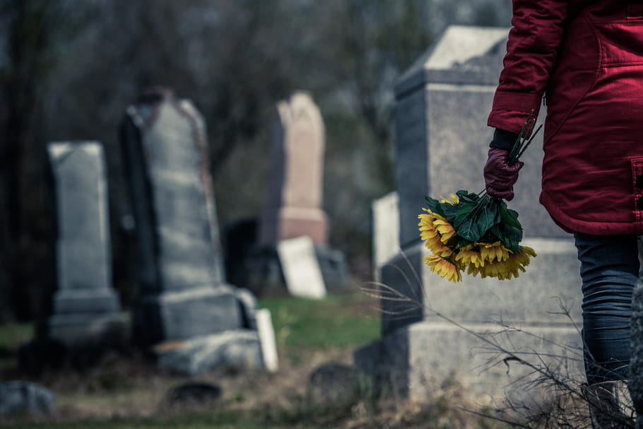 Toussaint et Mort numérique : que faire de nos défunts sur Facebook et les réseaux sociaux ?