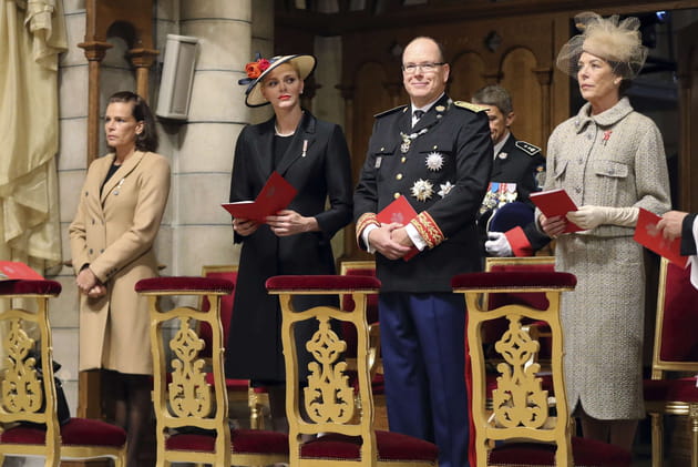Le prince Albert II aux c&ocirc;t&eacute;s de son &eacute;pouse et de ses deux s&oelig;urs