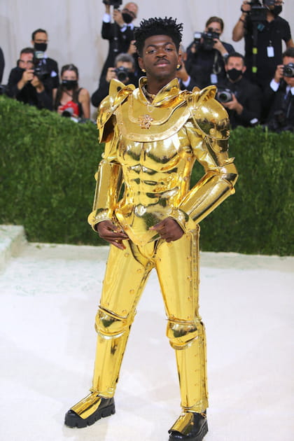Lil Nas X en total look or Versace