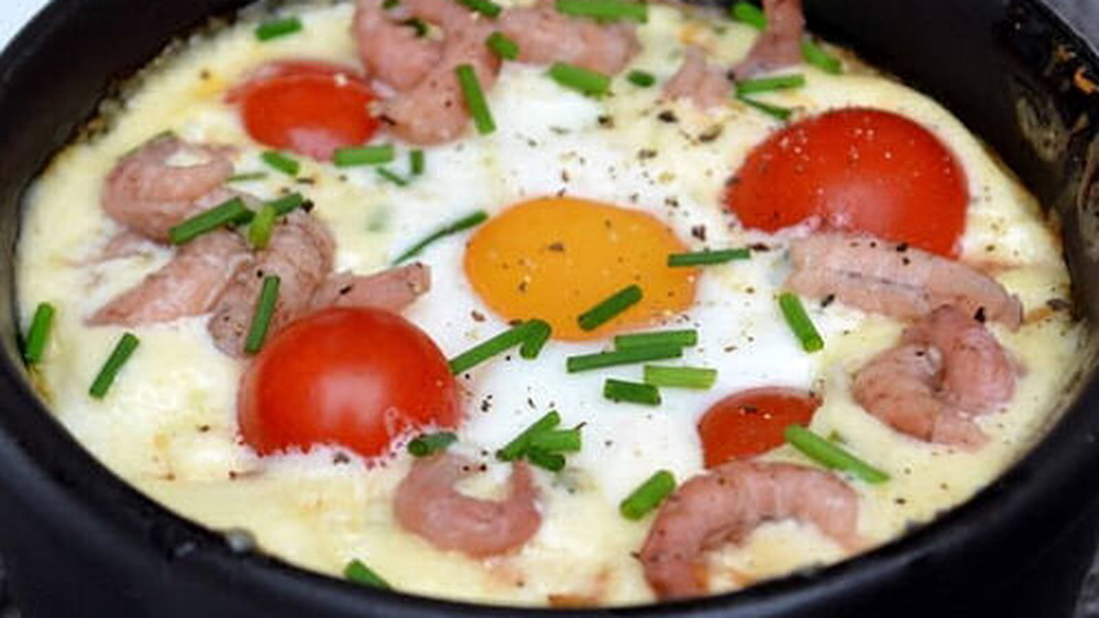 Oeuf cocotte aux crevettes grises et crème au parmesan