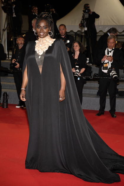 A&iuml;ssa Ma&iuml;ga en robe noire longue