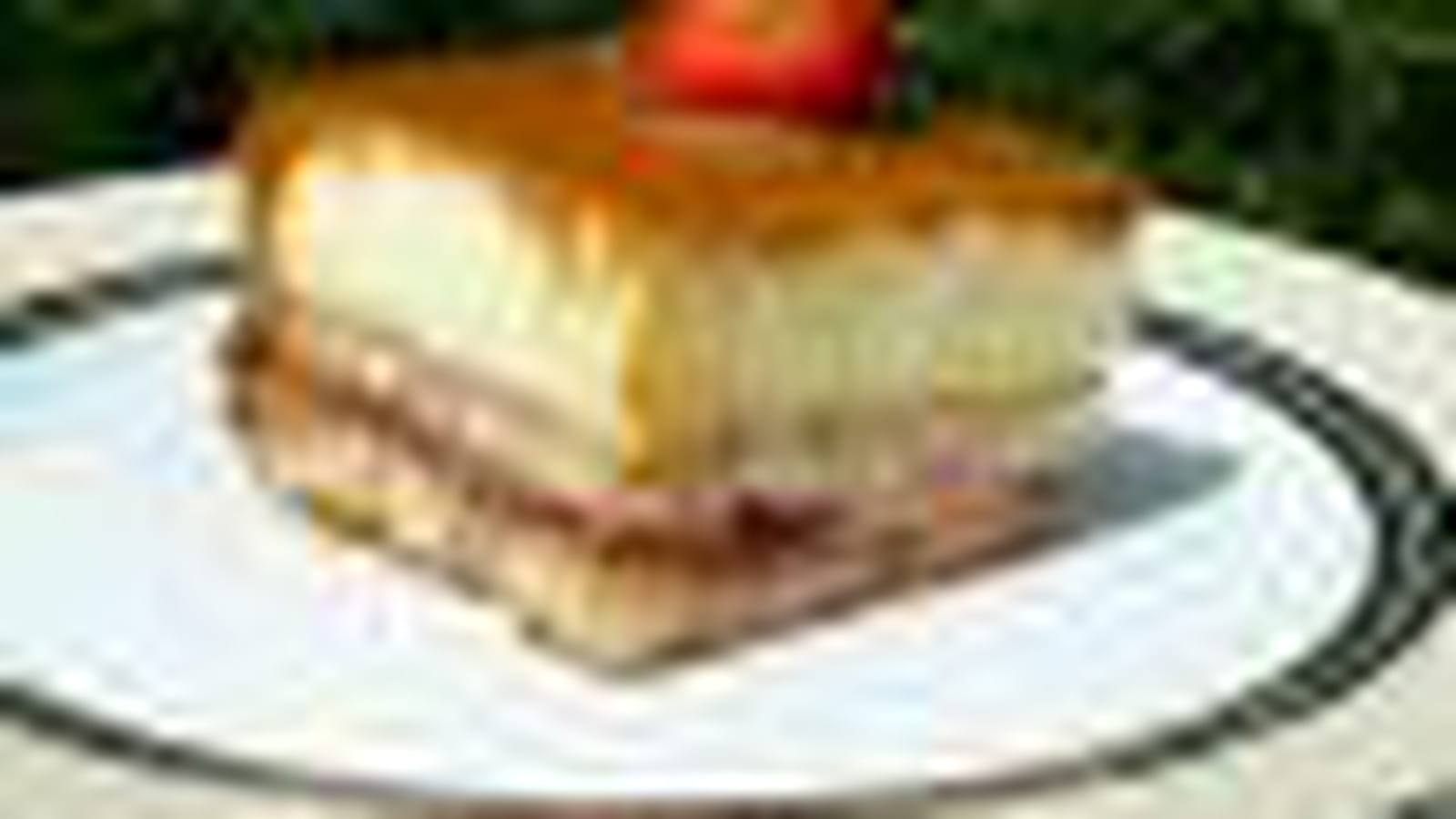 Entremets pêche, fraise, caramel