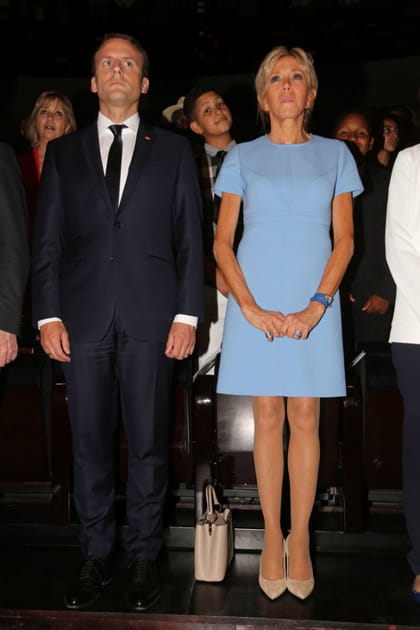 Brigitte Macron en robe bleu clair droite