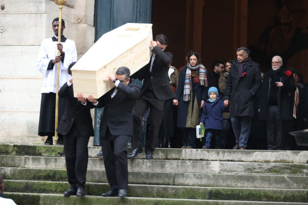 Apr&egrave;s la c&eacute;r&eacute;monie, le cercueil de Catherine Laborde transport&eacute; vers le corbillard