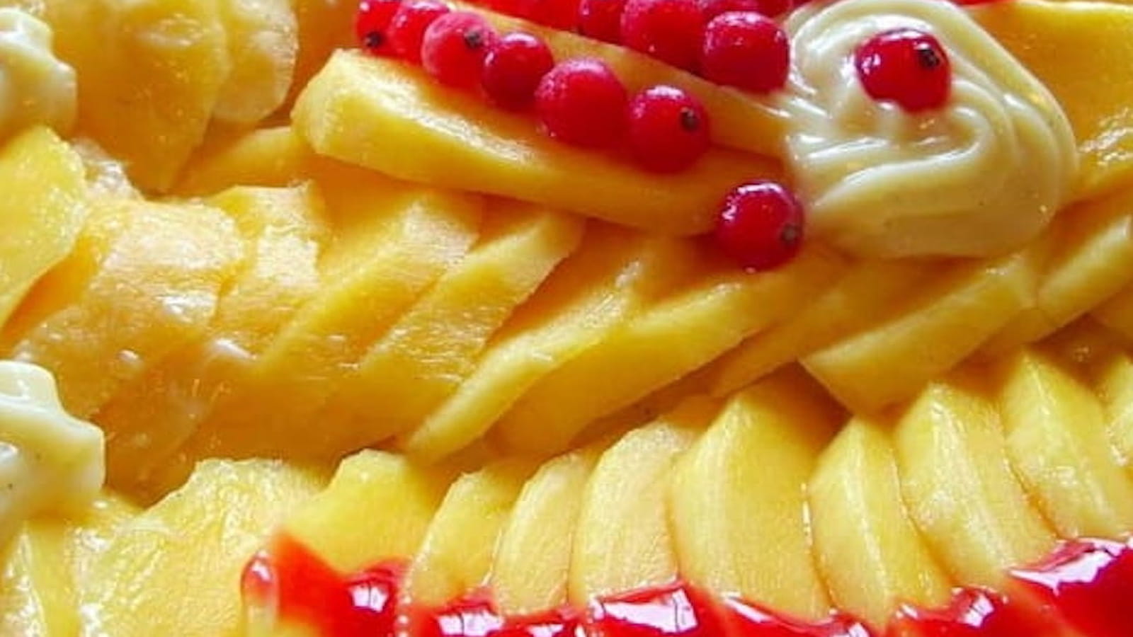Tarte aux mangues sur coulis de fruits rouges