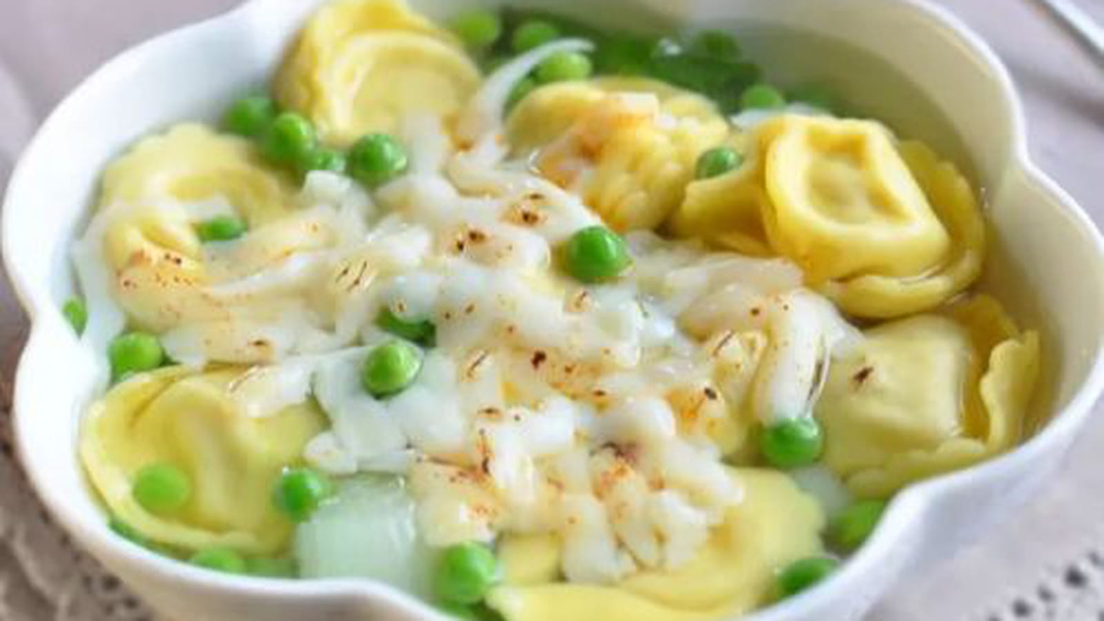 Soupe de tortellini à la viande et aux petits pois