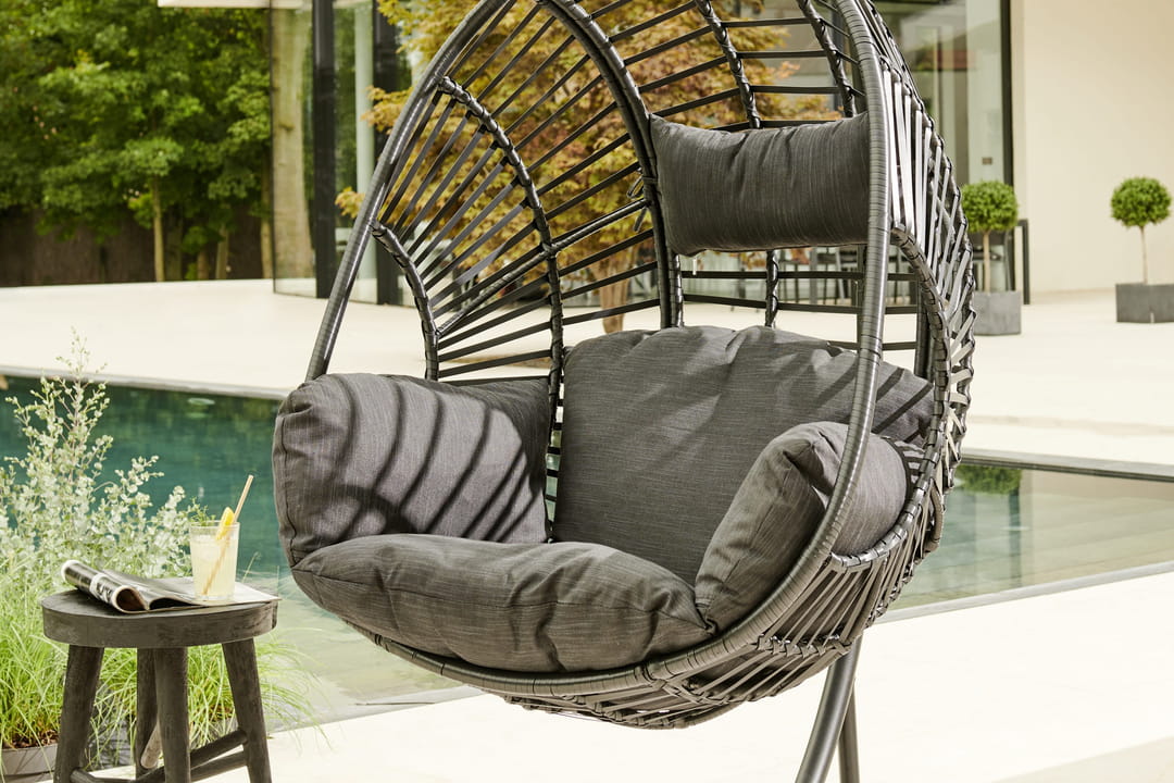 Un fauteuil œuf suspendu pour se détendre tout l'été