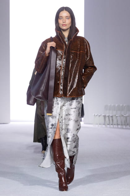 Veste en cuir marron et robe en satin imprim&eacute;e aper&ccedil;ues sur le d&eacute;fil&eacute; Brandon Maxwell