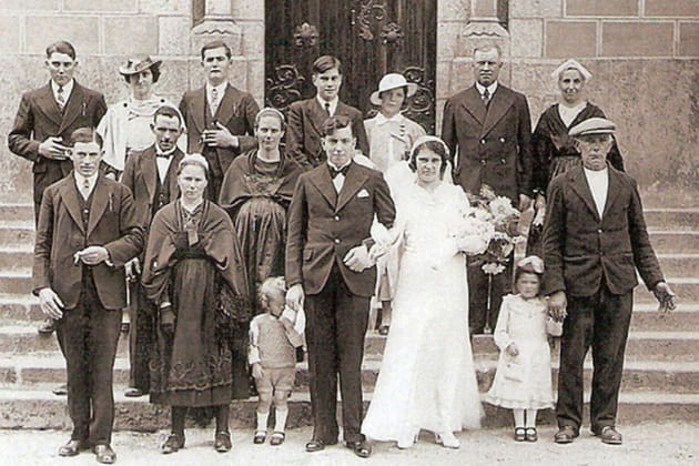 La mariée à gauche de son époux