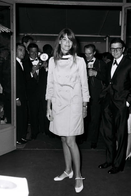 Françoise Hardy en trench et sandales