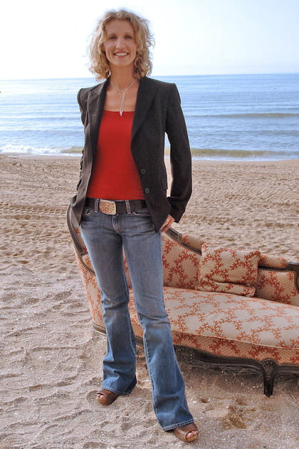 Alexandra Lamy en jean bootcut taille basse et ceinture western